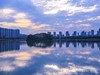 余晖中的公园一隅