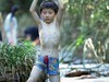 戏水的孩子