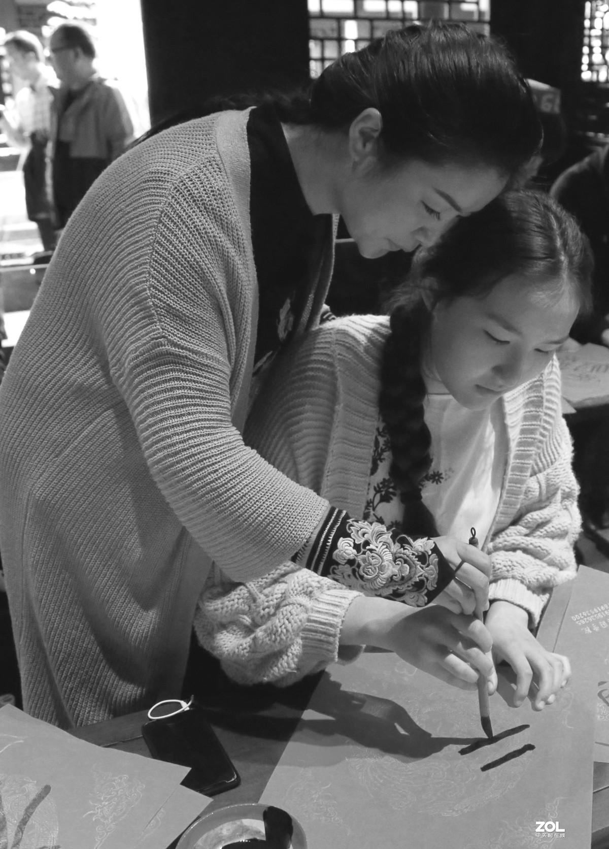 外国人学写中国字