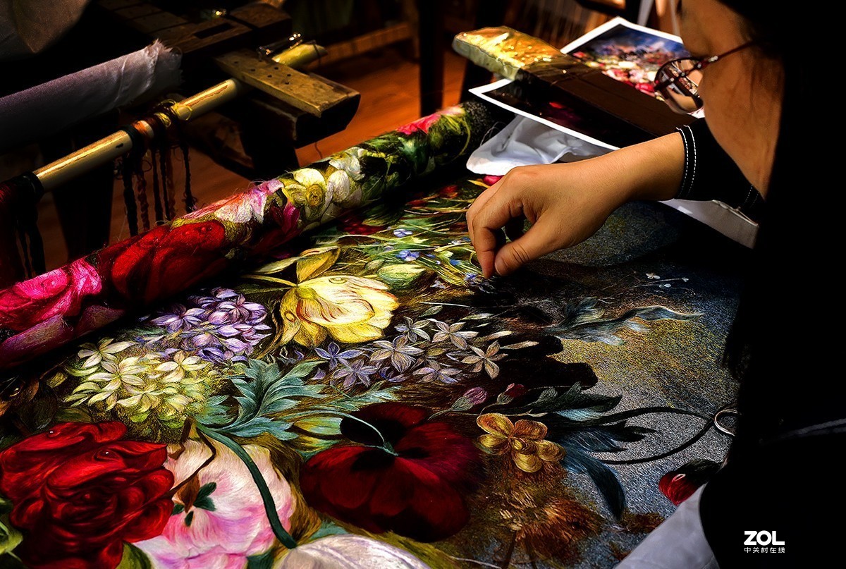 绣娘----摄于苏州市镇湖刺绣一条街