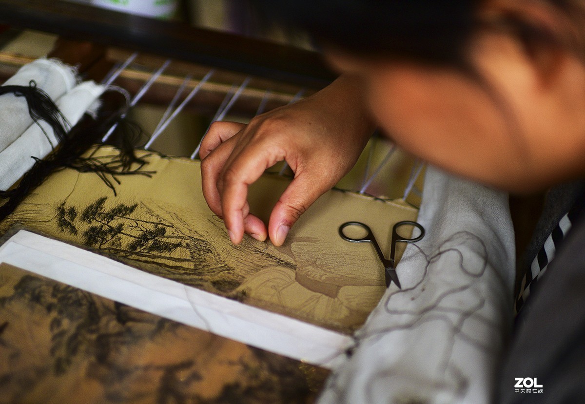 绣娘摄于苏州市镇湖刺绣一条街