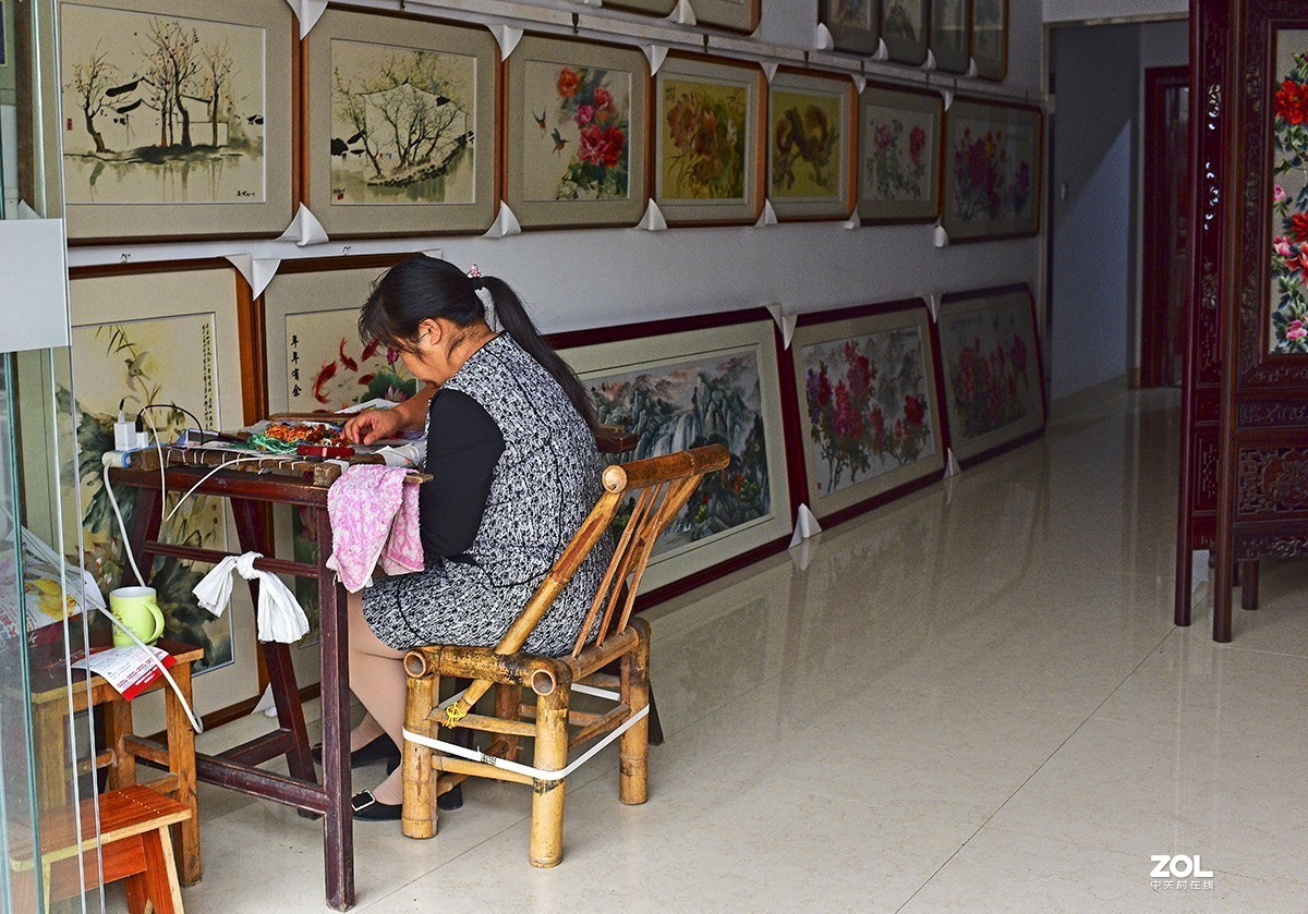 绣娘----摄于苏州市镇湖刺绣一条街