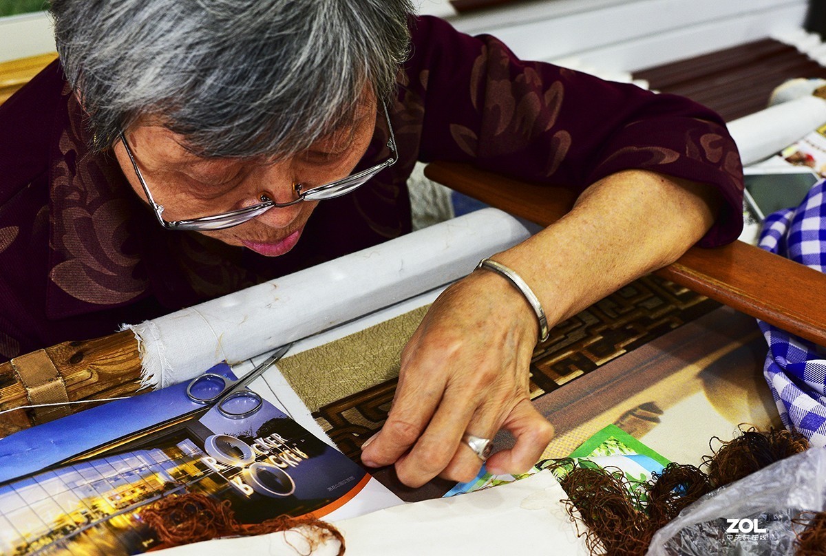 绣娘----摄于苏州市镇湖刺绣一条街