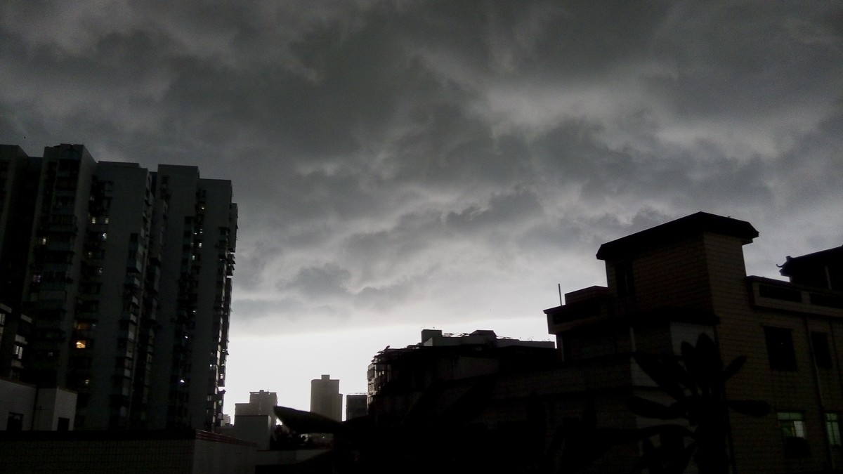 站在陽台向外拍