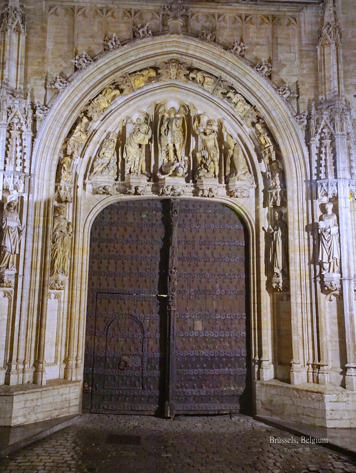 细雨中布鲁塞尔大广场夜色
