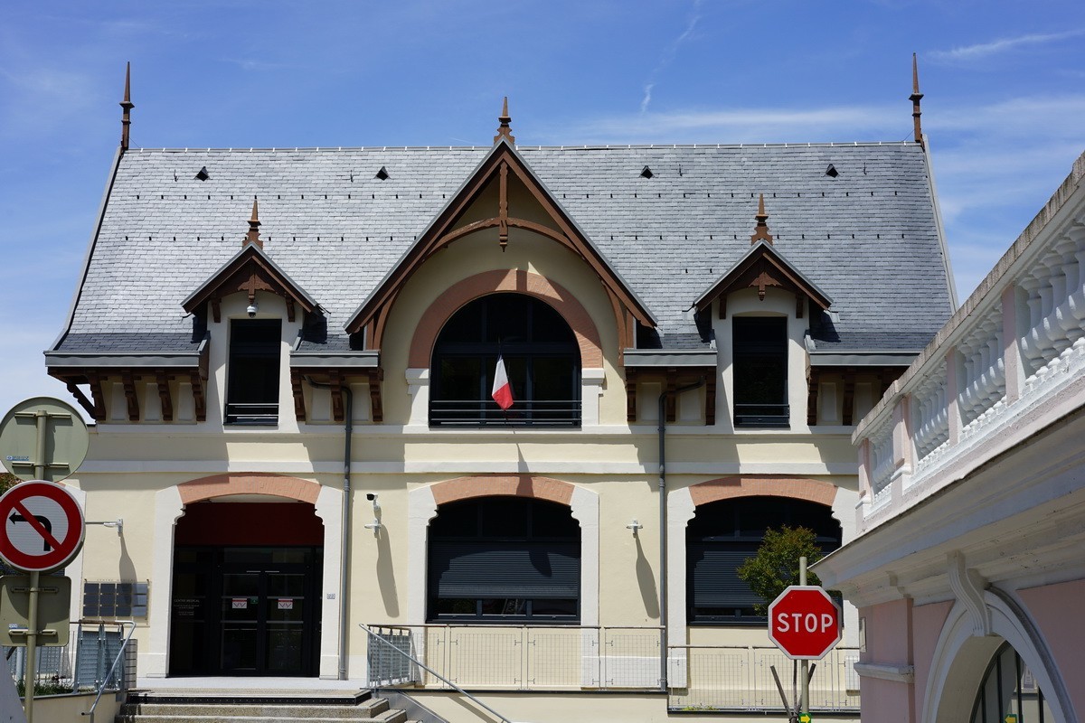 2019-06-14 纯美阳光下的依云建筑