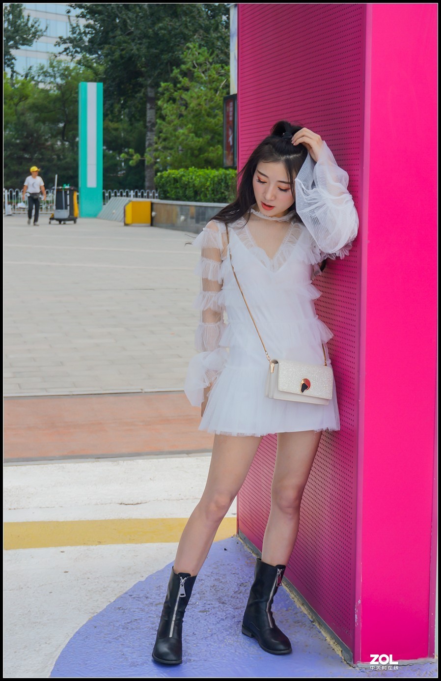 华熙广场美女人像一