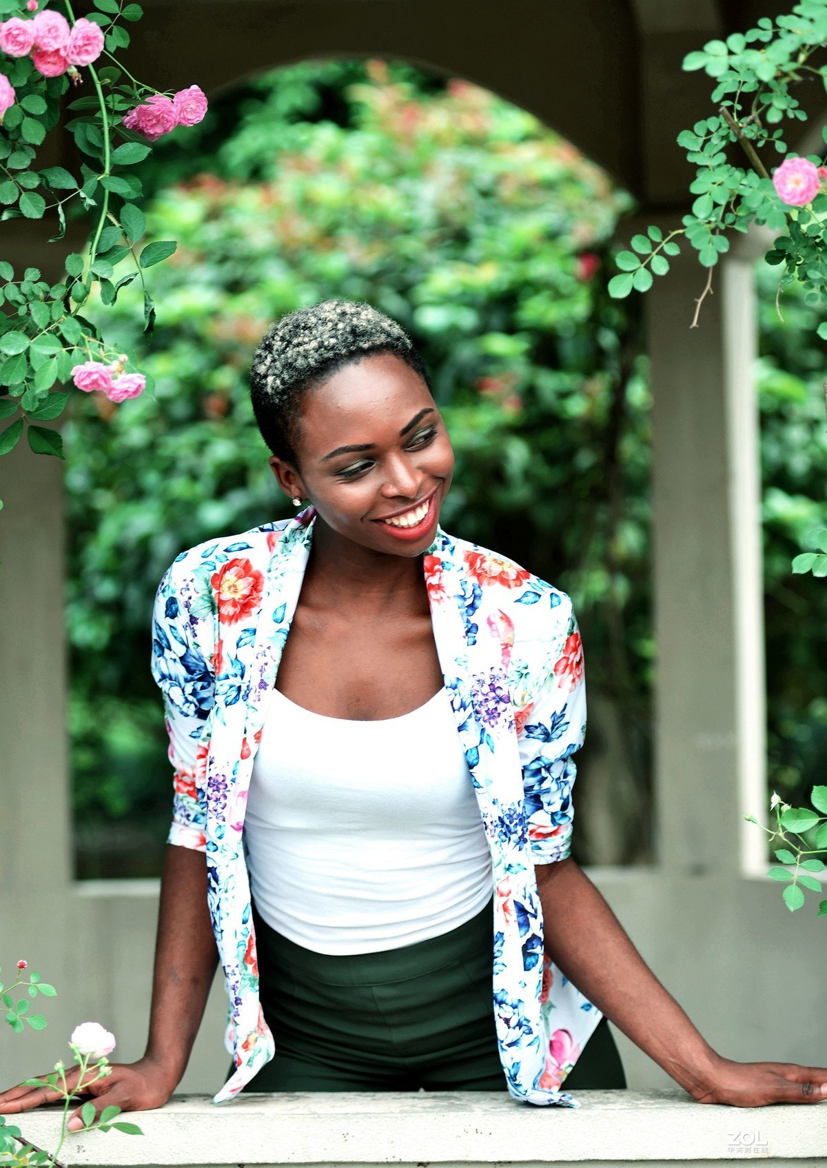 来自西非漂亮女孩