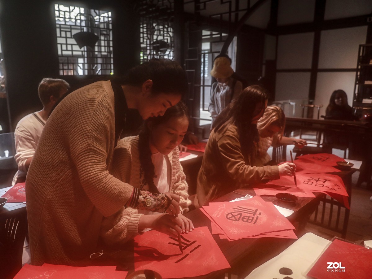 外国人学写中国字