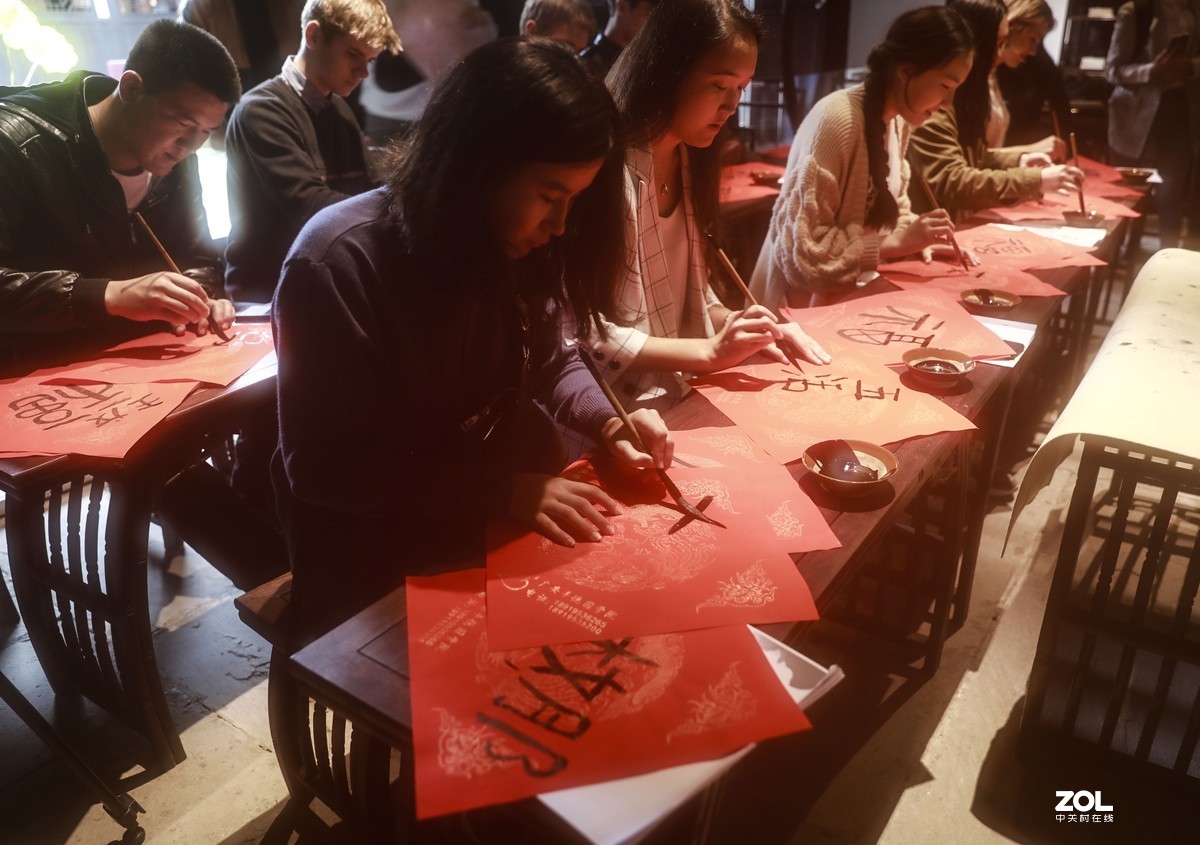 外国人学写中国字