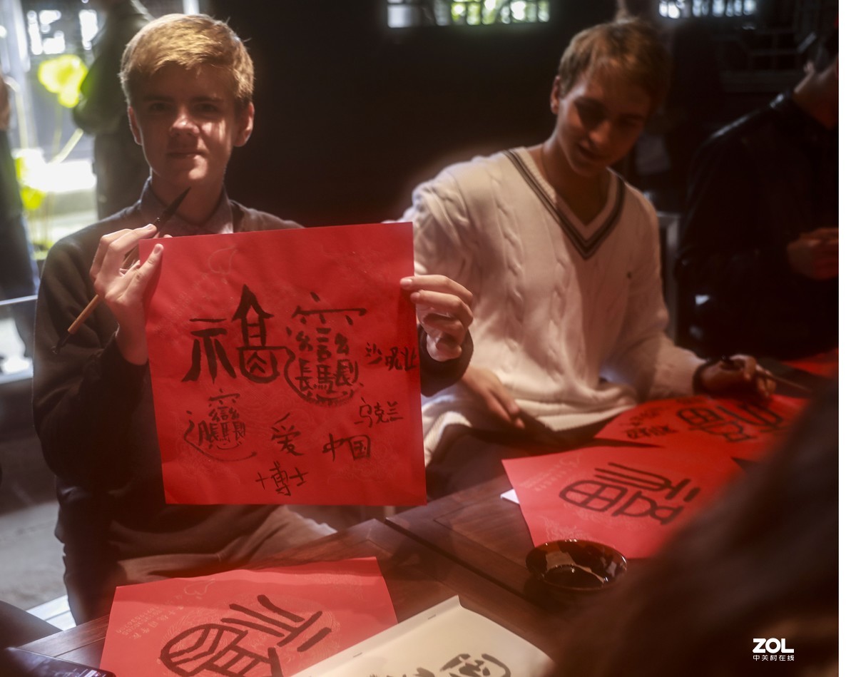 外国人学写中国字