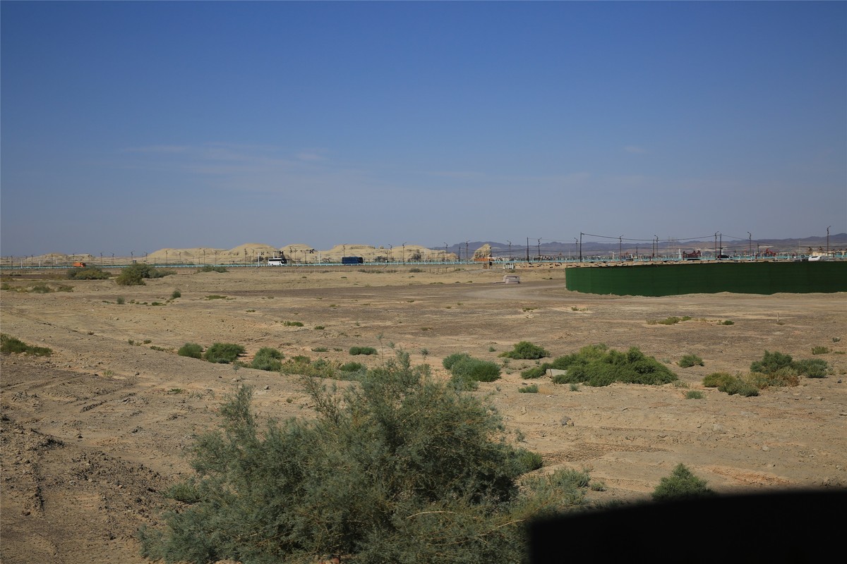 新疆魔鬼城 荒凉风景 恐龙很有喜感