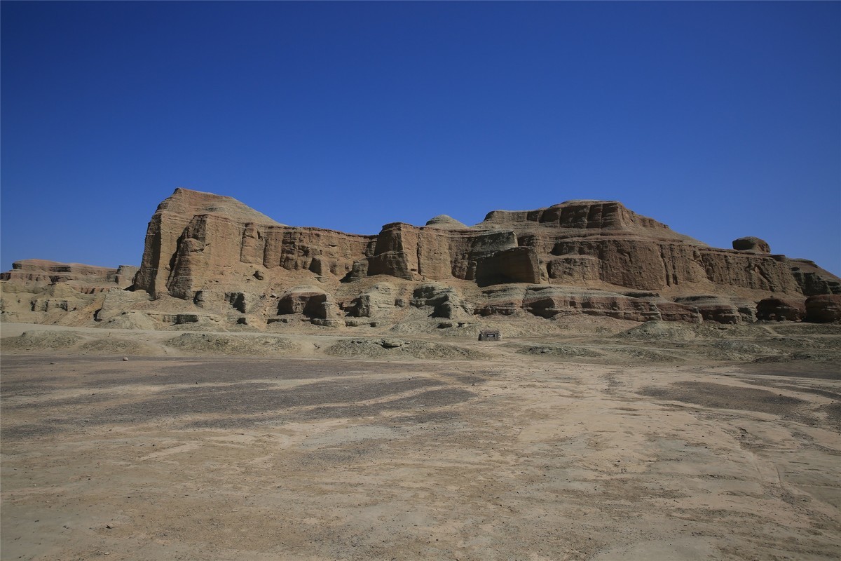 新疆魔鬼城 荒凉风景 恐龙很有喜感