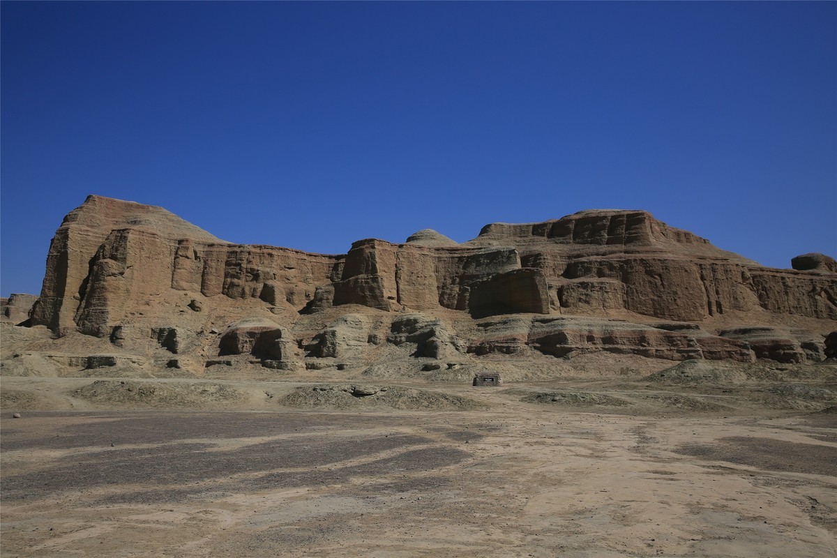新疆魔鬼城 荒凉风景 恐龙很有喜感