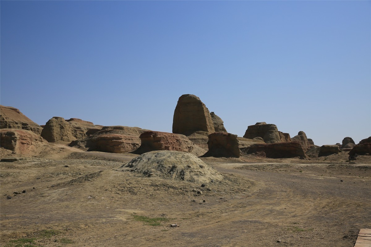 新疆魔鬼城 荒凉风景 恐龙很有喜感