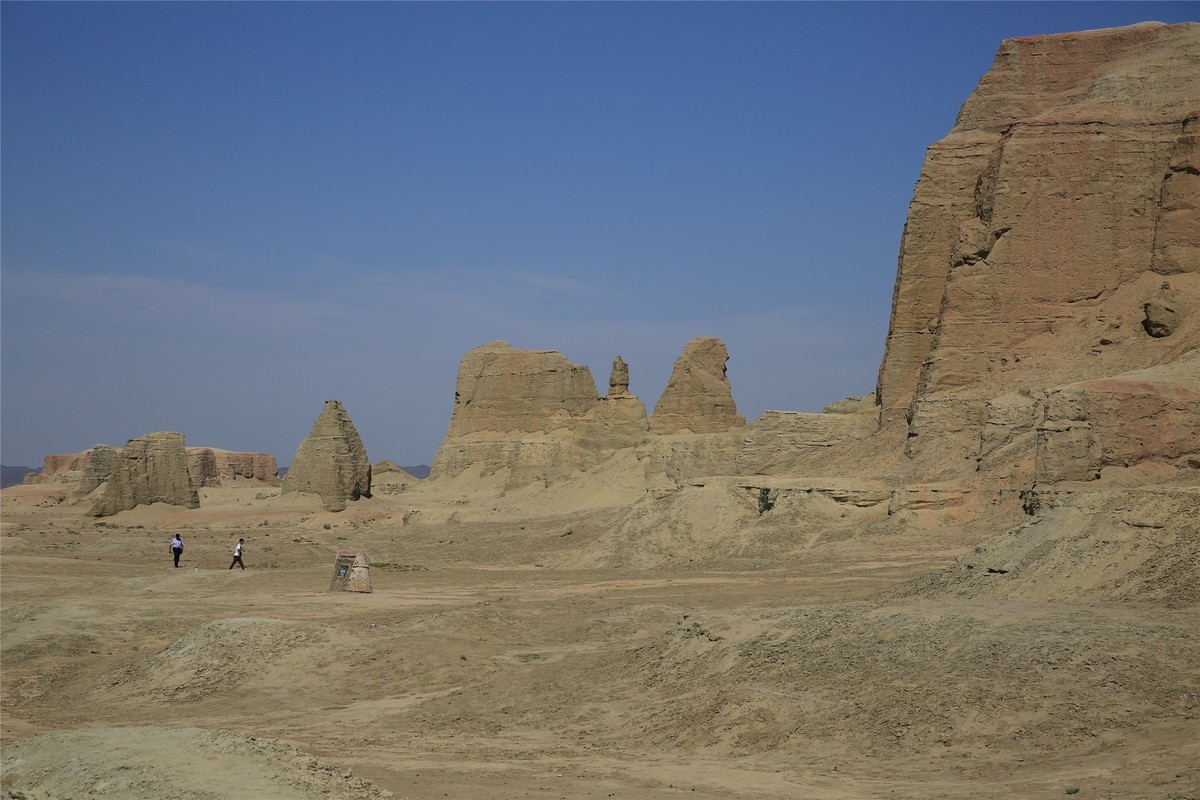 新疆魔鬼城 荒凉风景 恐龙很有喜感