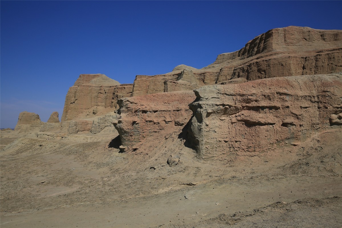 新疆魔鬼城 荒凉风景 恐龙很有喜感