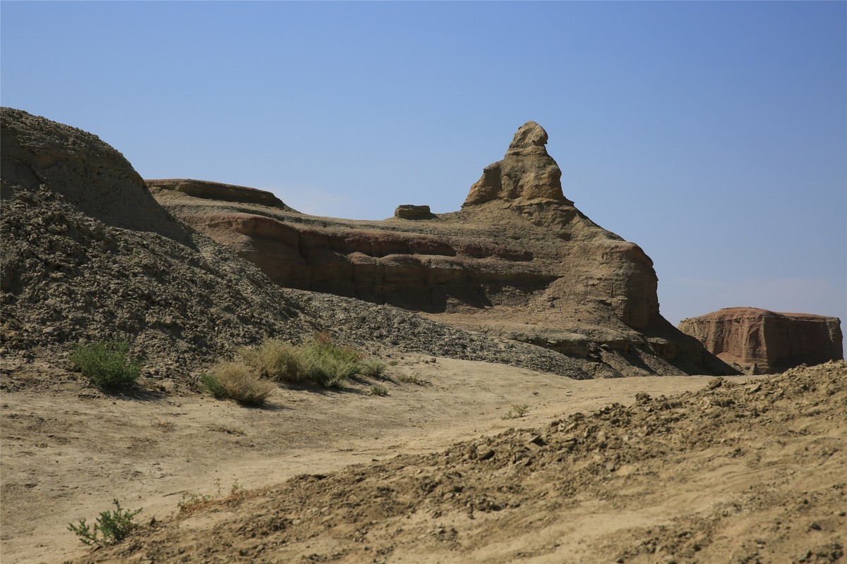 新疆魔鬼城 荒凉风景 恐龙很有喜感