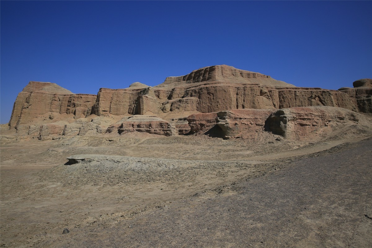 新疆魔鬼城 荒凉风景 恐龙很有喜感
