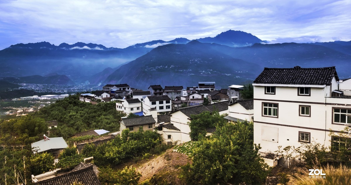 近景看远山   山凹点村落