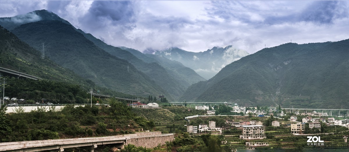 近景看远山   山凹点村落