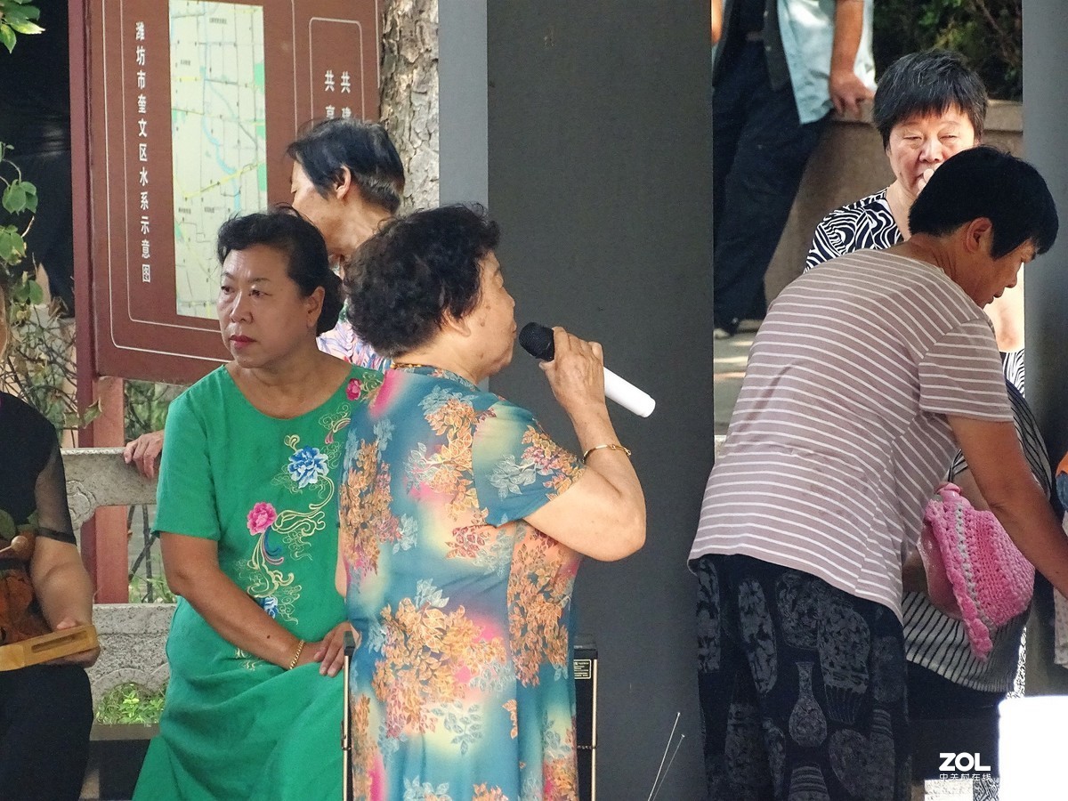 植物园里的游客-1