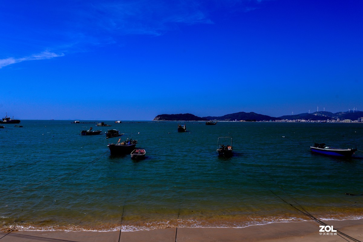 蓝蓝的天，阳江的海边。UV与偏振镜叠加产生的暗角。