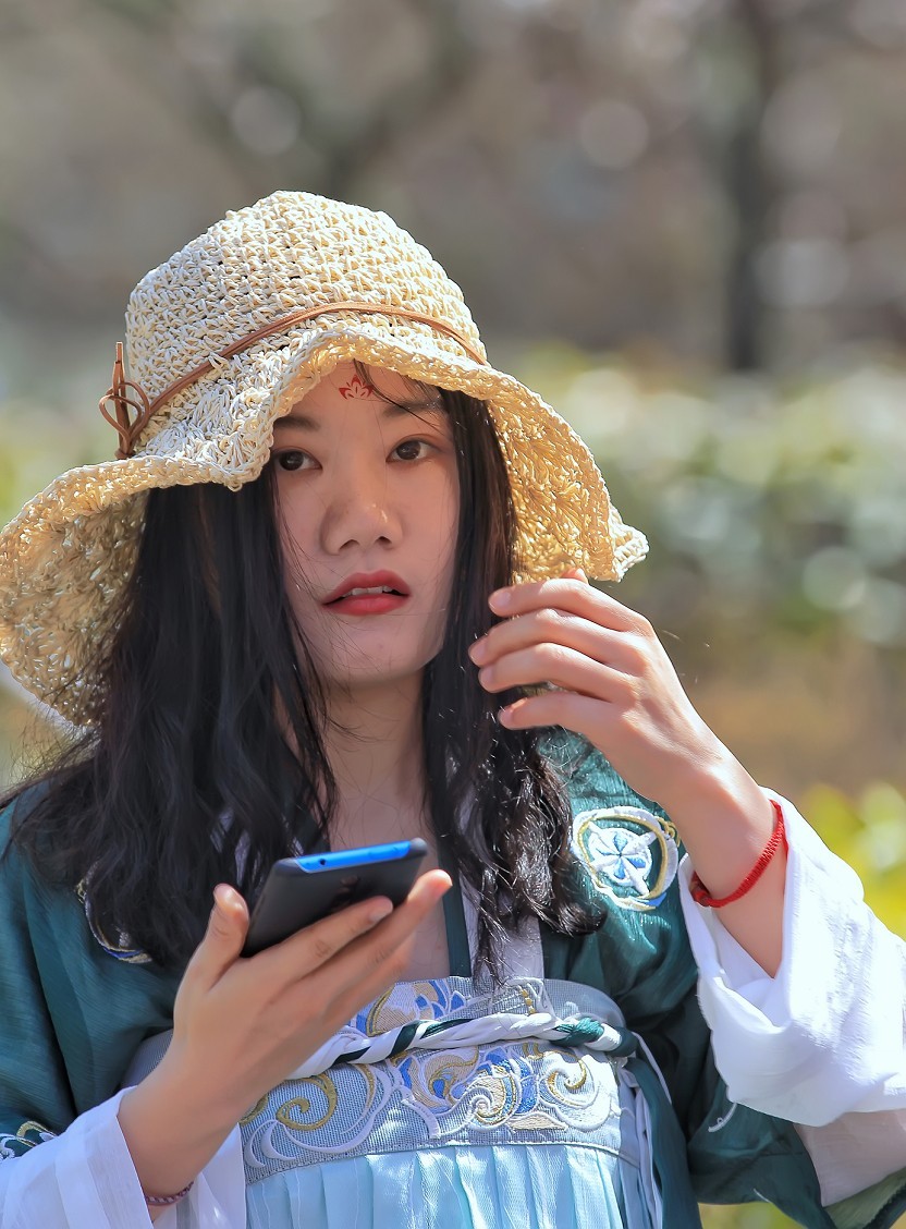 不信抓拍不到不带口罩的美女《花与美女》哈哈！现在最大问题就是都带着口罩不好办！