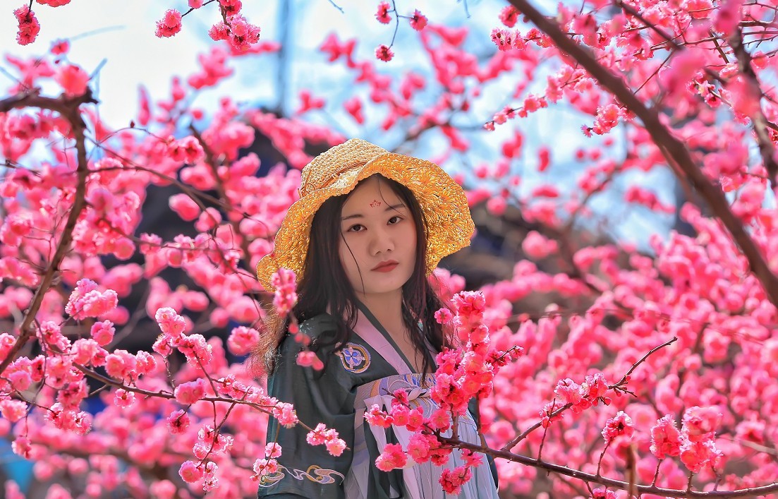 不信抓拍不到不带口罩的美女《花与美女》哈哈！现在最大问题就是都带着口罩不好办！