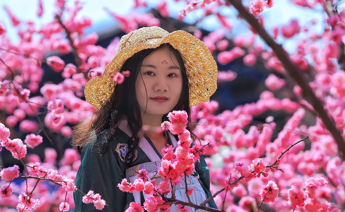 不信抓拍不到不带口罩的美女《花与美女》哈哈！现在最大问题就是都带着口罩不好办！