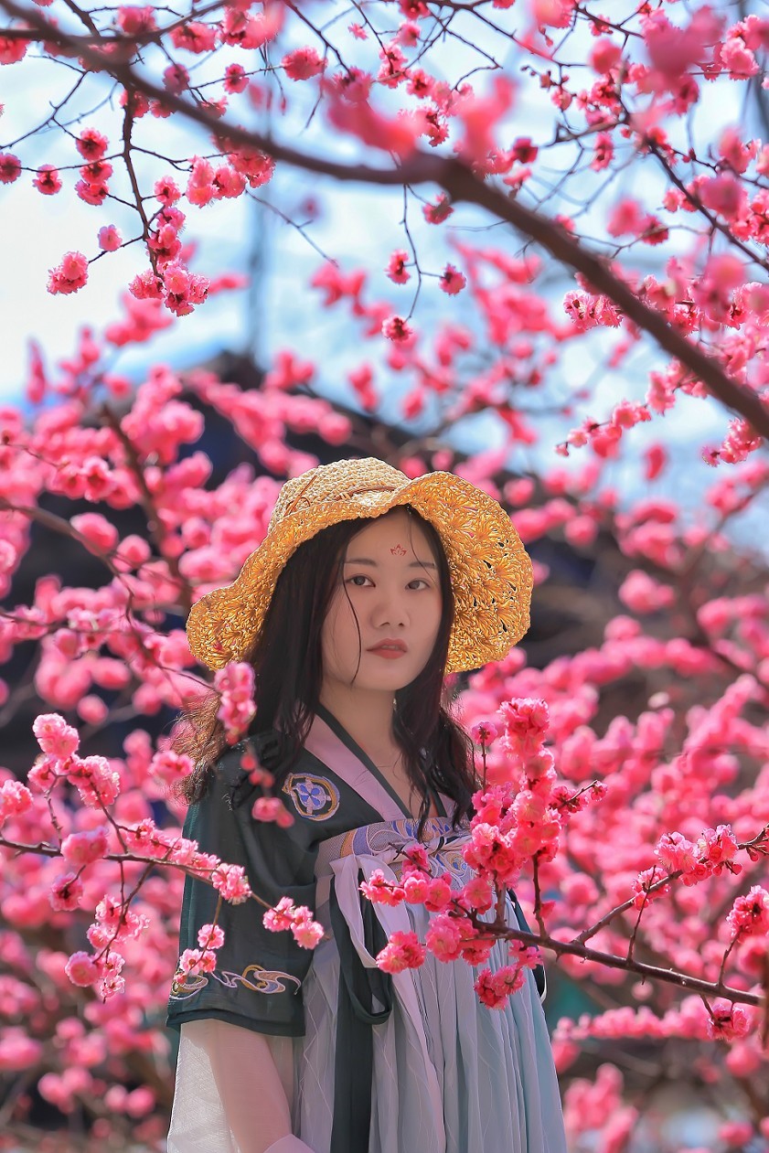 不信抓拍不到不带口罩的美女《花与美女》哈哈！现在最大问题就是都带着口罩不好办！