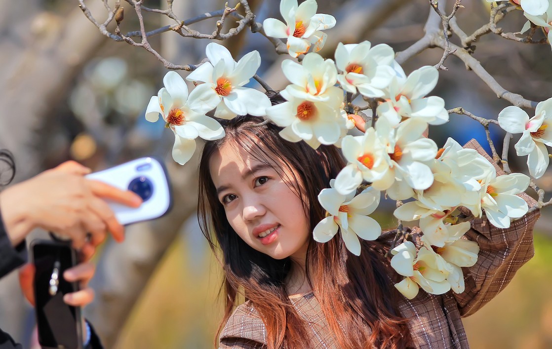 不信抓拍不到不带口罩的美女《花与美女》哈哈！现在最大问题就是都带着口罩不好办！