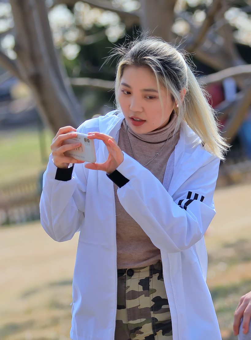 不信抓拍不到不带口罩的美女《花与美女》哈哈！现在最大问题就是都带着口罩不好办！