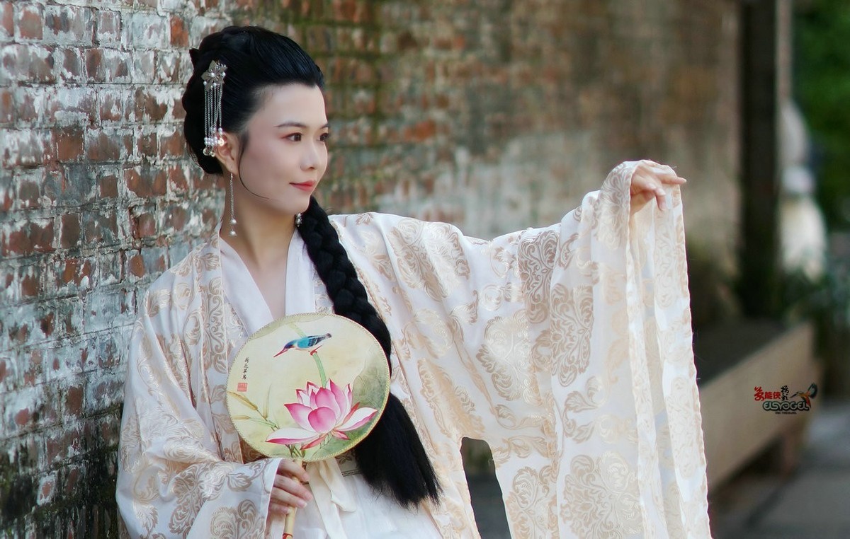 古风琵琶美女云淡