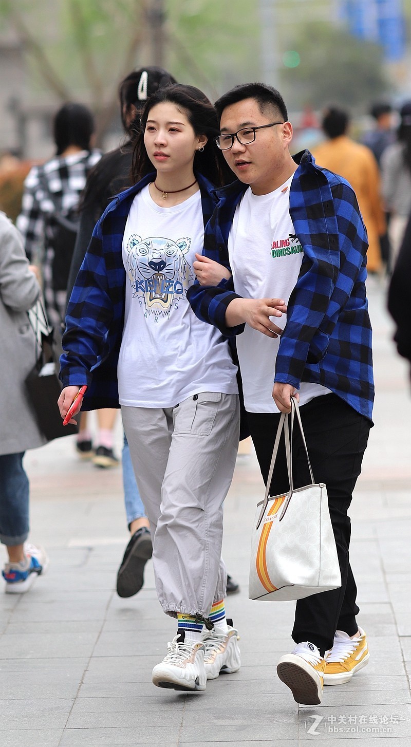 上组街拍小美女