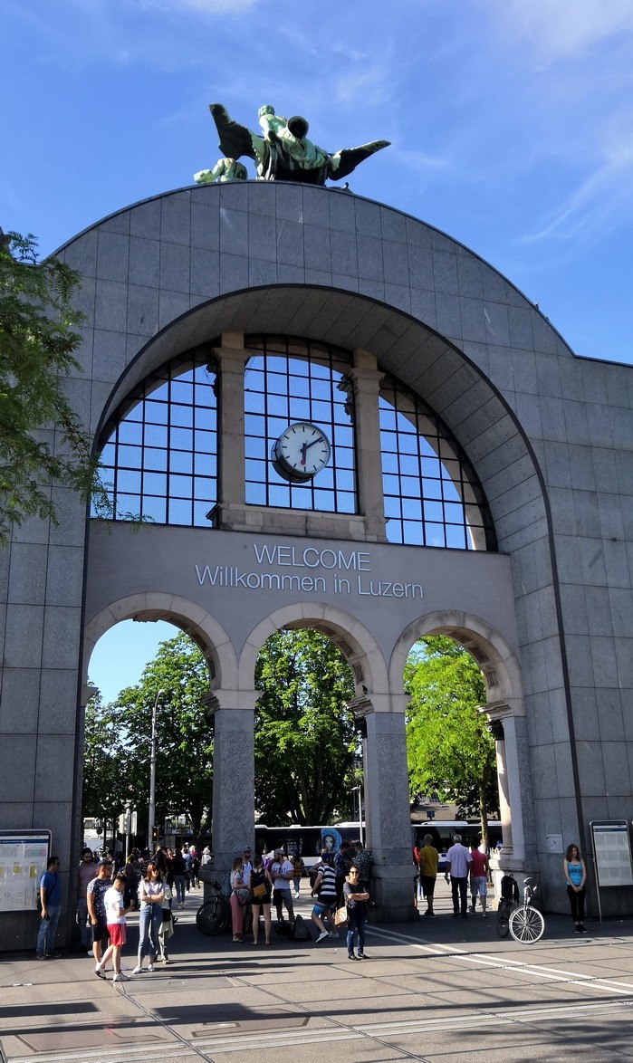 2019-06-06 瑞士旅行： Luzern火车站后面真实的街道