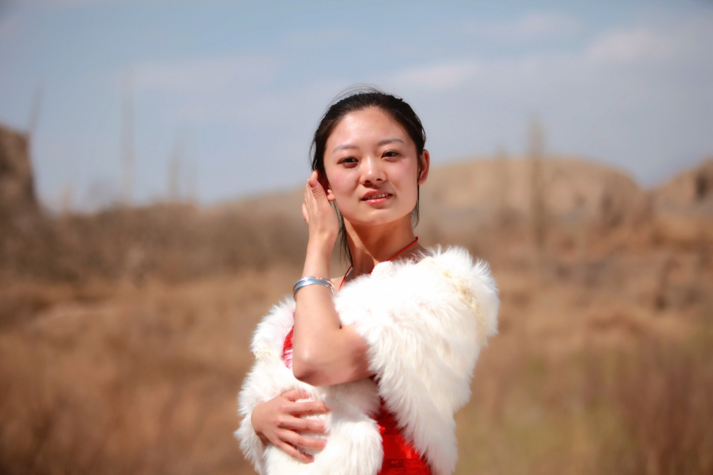 新疆吐鲁番红柳河徒步拍杏花-人像