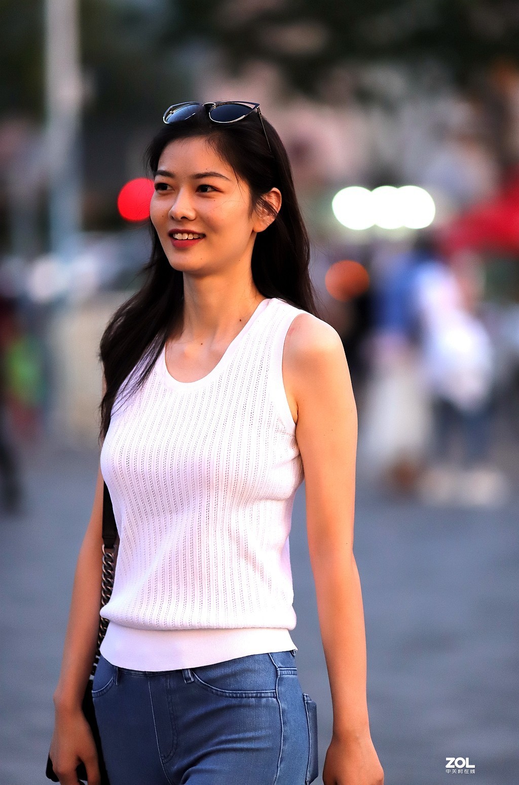 街拍白体牛仔裤小姐姐