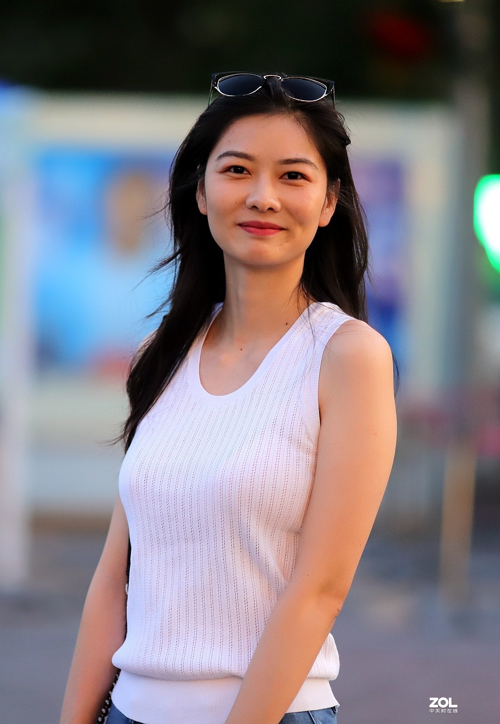 街拍白体牛仔裤小姐姐