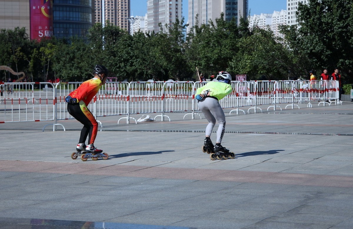 群力金河广场 . 旱冰