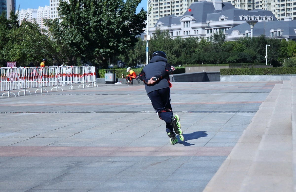 群力金河广场 . 旱冰