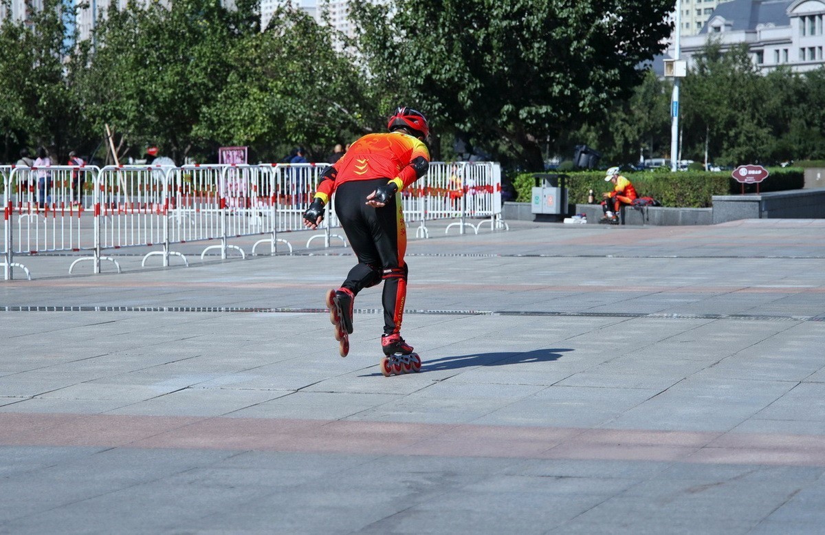 群力金河广场 . 旱冰