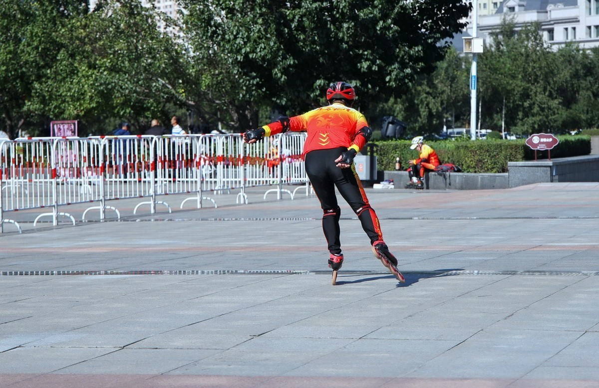 群力金河广场 . 旱冰