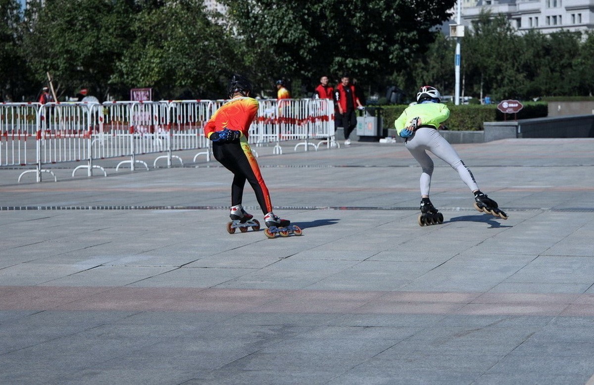 群力金河广场 . 旱冰