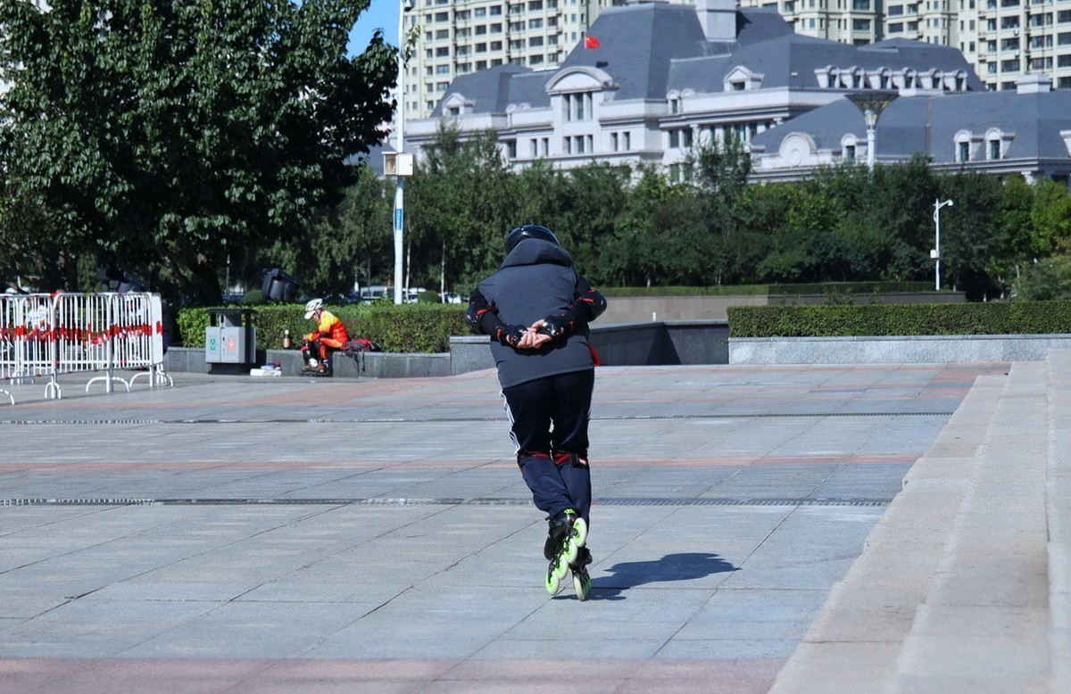 群力金河广场 . 旱冰