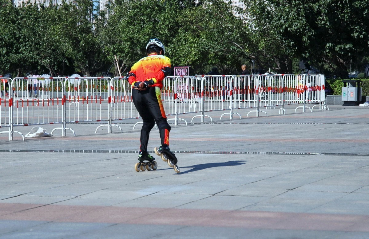 群力金河广场 . 旱冰