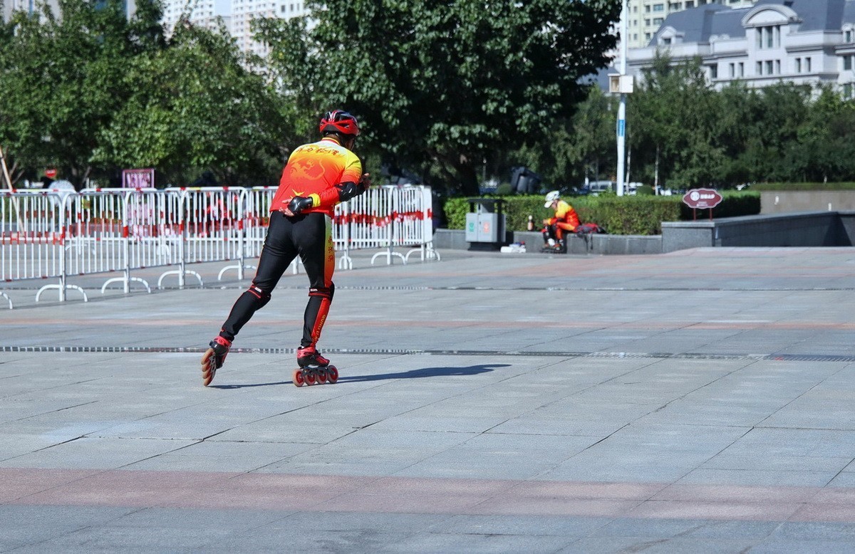 群力金河广场 . 旱冰