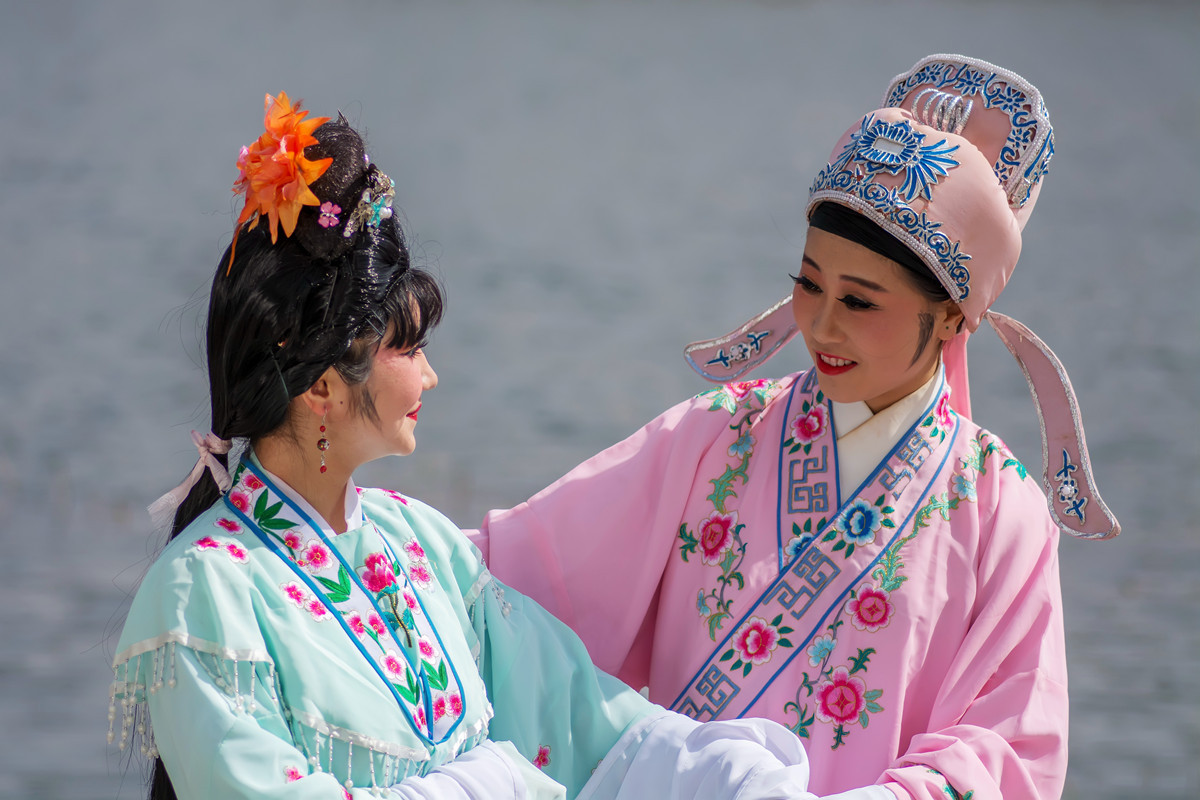 大学生越剧社湖边戏装照