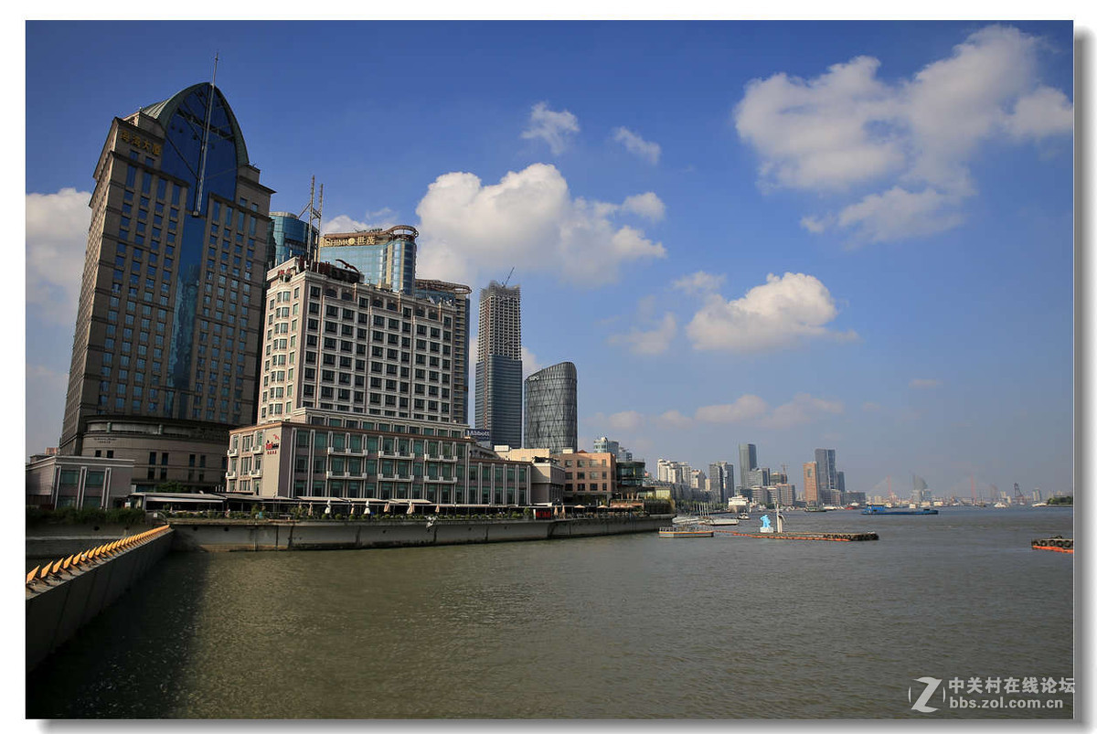 蓝天白云下的上海外滩景色3