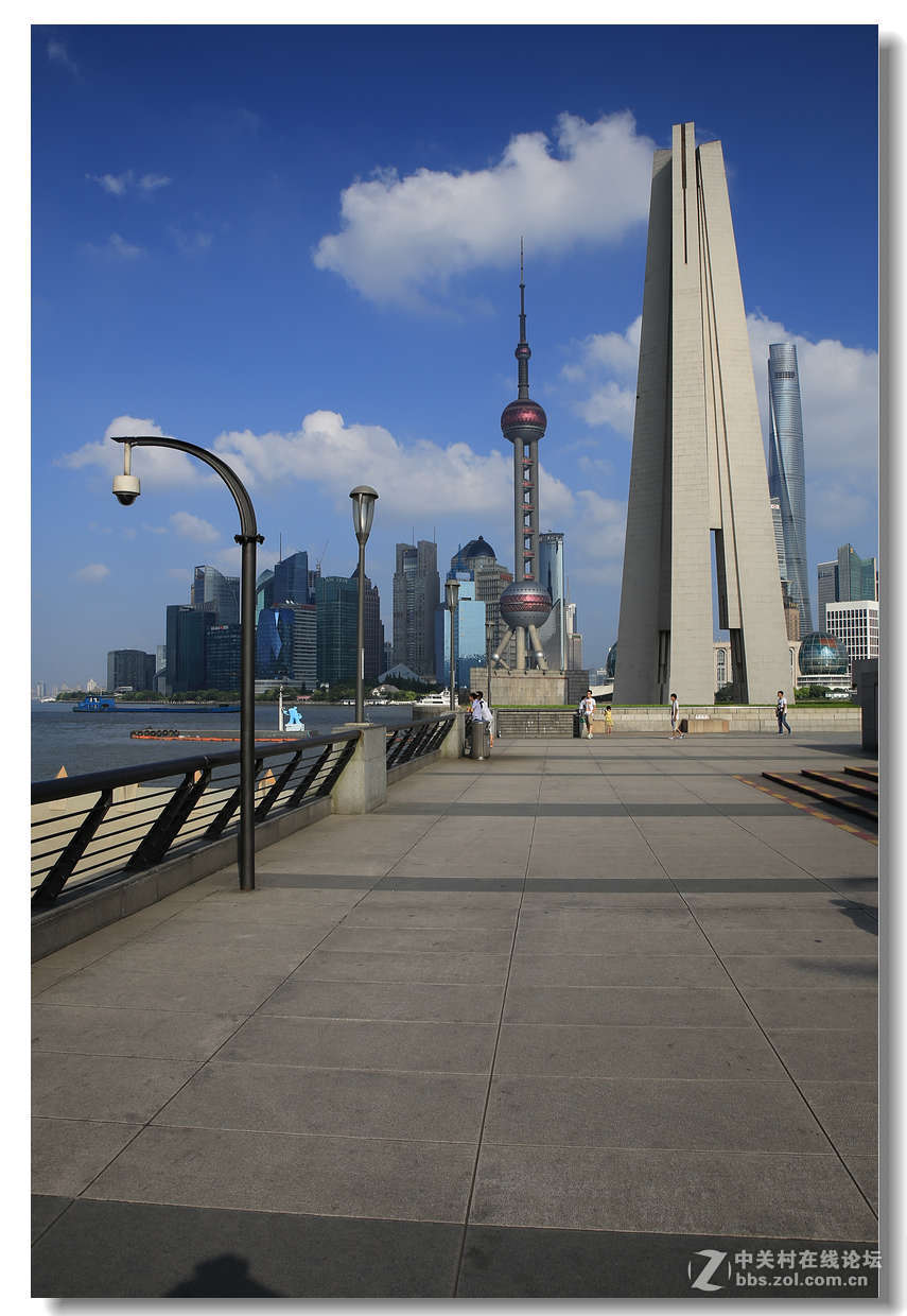 蓝天白云下的上海外滩景色3